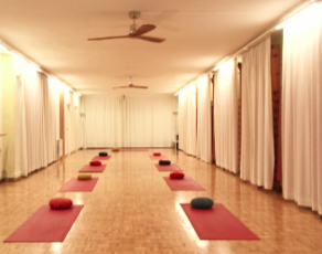 Sala preparada para sesiones de movimiento consciente y bienestar | Método Estar espacio de práctica con esterillas y cojines preparados para una sesión de bienestar corporal