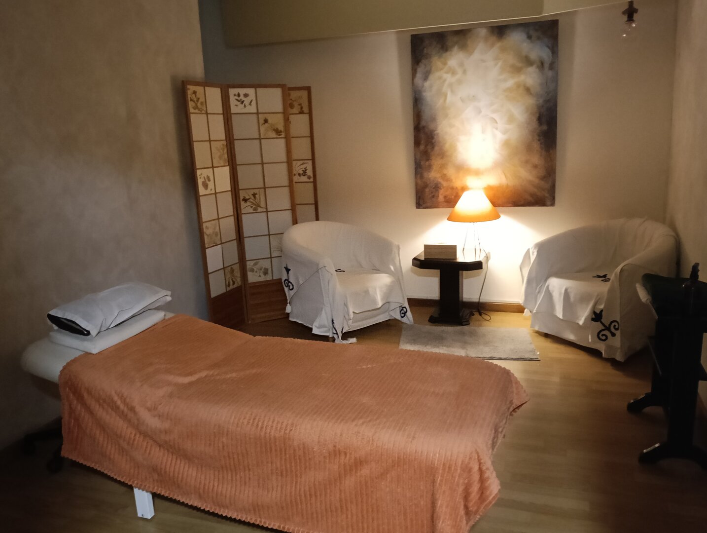 Método Estar Bé cabina de terapia para sesiones individuales de acompañamiento corporal en Barcelona Cabina de terapia con camilla y sillones en ambiente cálido y tranquilo