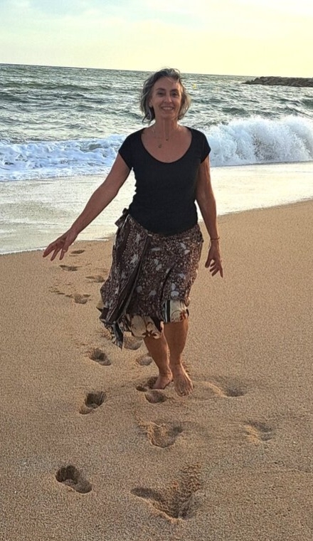 Método EstarBé – Conciencia corporal, bienestar integral y comprensión del cuerpo Mujer realizando un ejercicio de conciencia corporal y respiración tumbada sobre una colchoneta