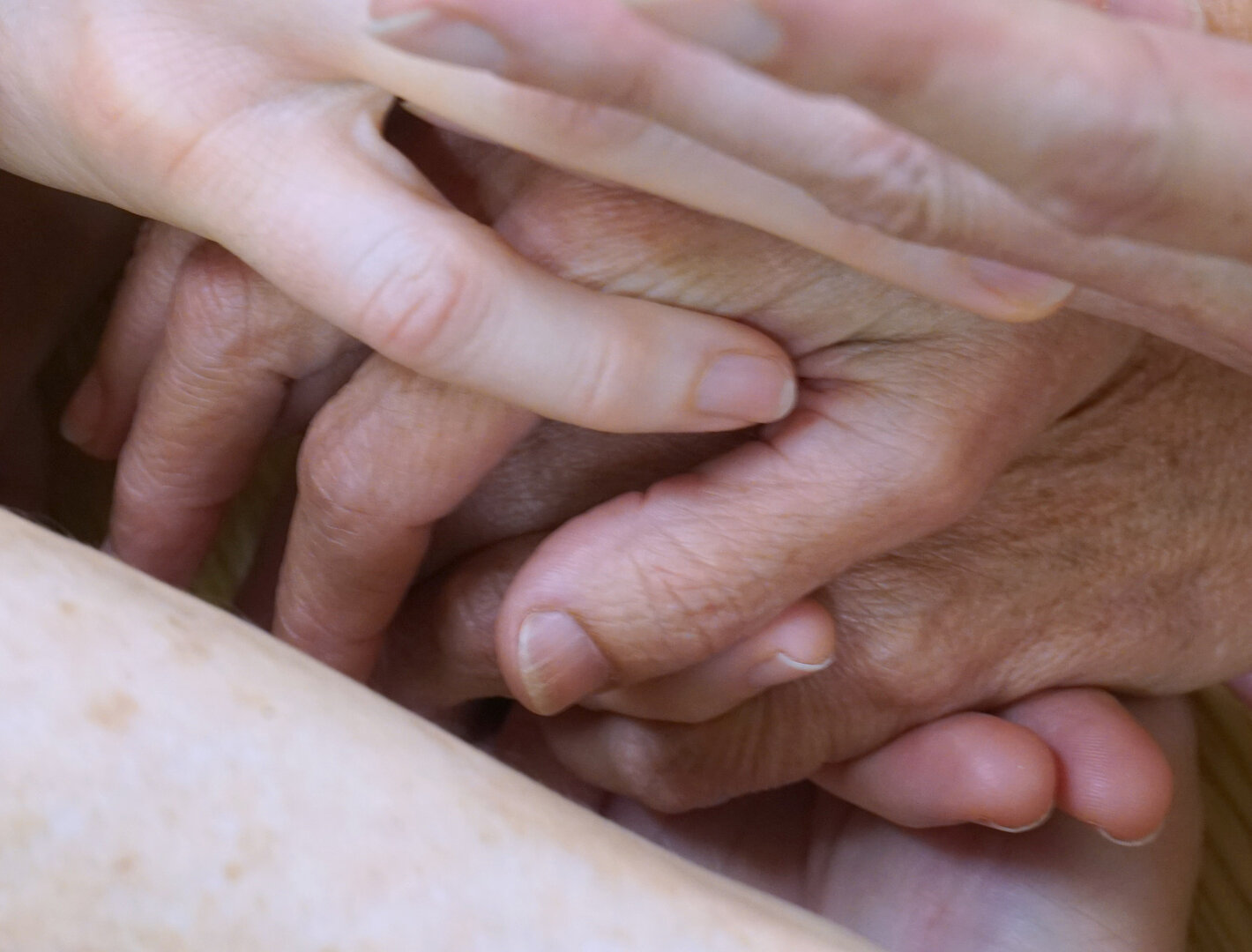 Persona relajada recibiendo terapia corporal en camilla con expresión de bienestar