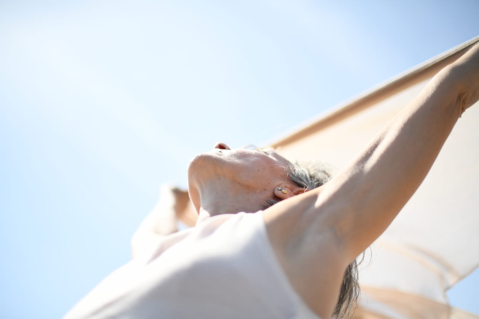 Manos entrelazadas de dos personas en gesto de cuidado y acompañamiento cercano