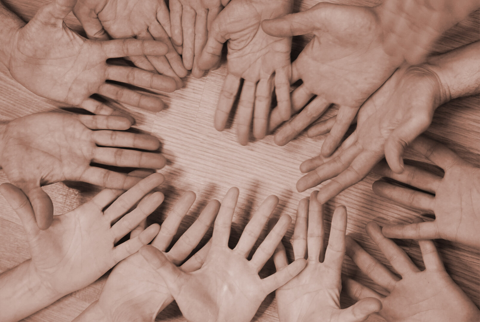 Manos abiertas formando un círculo en gesto de grupo y conexión colectiva