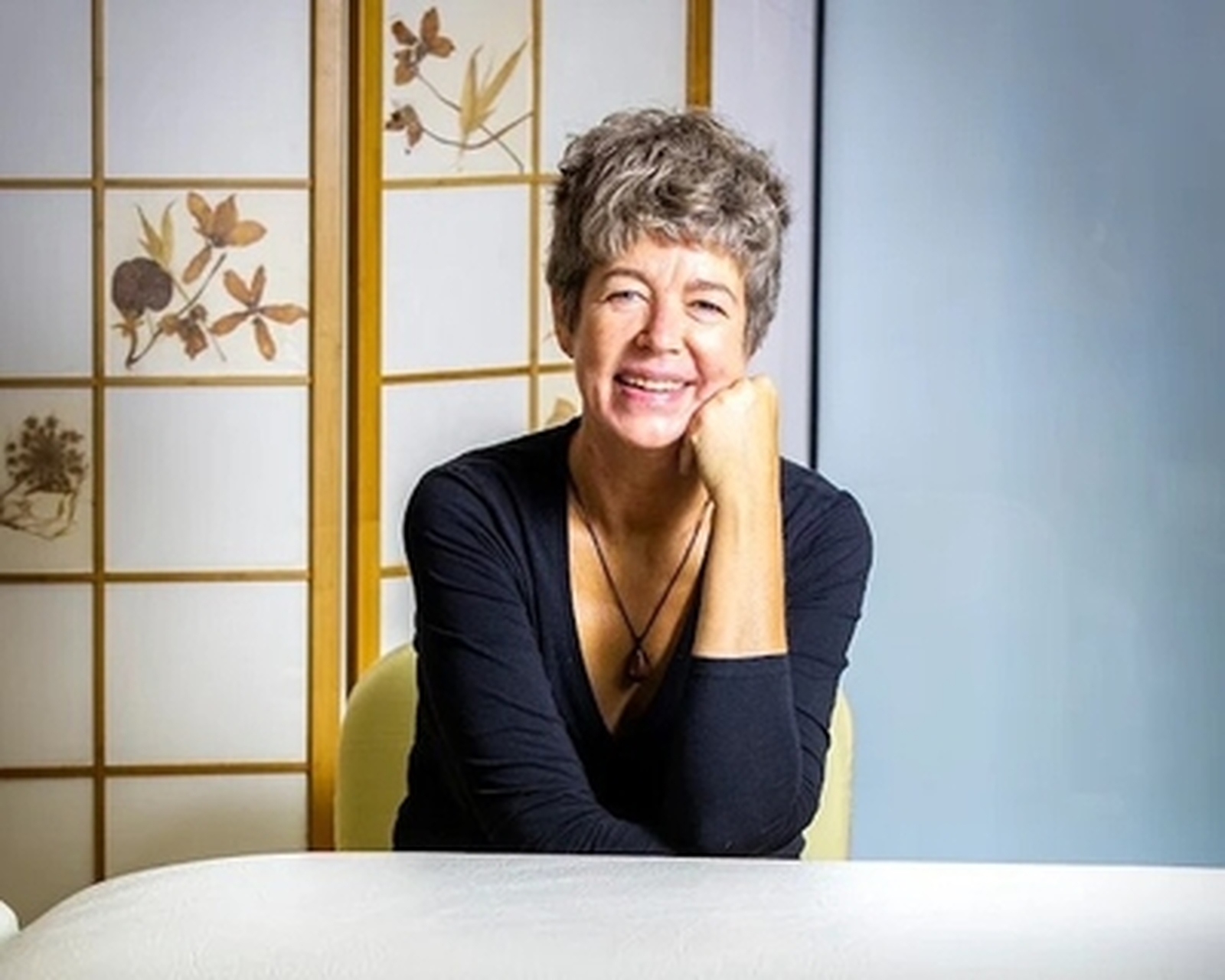 Método Estar Bé terapia corporal integrativa para aliviar tensiones y recuperar bienestar en Barcelona Sesión de terapia corporal con presión manual en espalda durante tratamiento en camilla