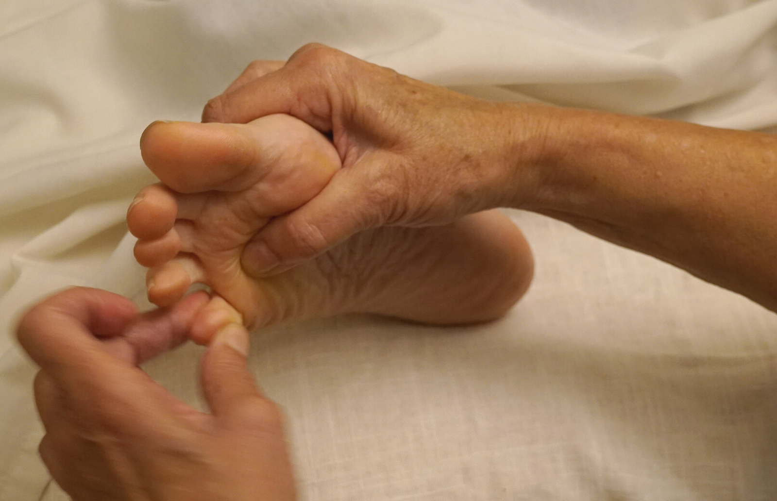 Método Estar Bé reflexología podal y terapia de pies para equilibrio y bienestar corporal Sesión de reflexología podal con masaje en los dedos del pie sobre camilla