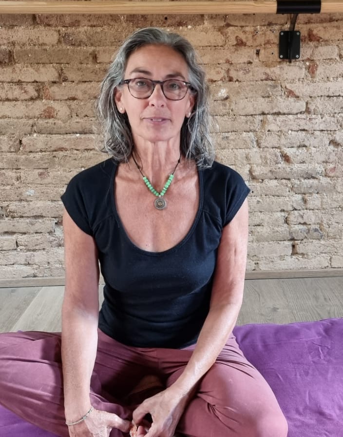 Retrato de Alicia Giménez, osteópata especialista en salud y movimiento consciente, fundadora del centro EstarBé y creadora del Método EstarBé.