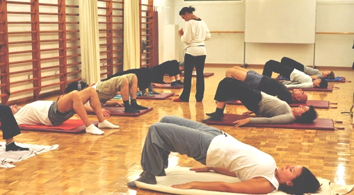 Sesión de actividades grupales de movimiento consciente y estiramientos en sala de bienestar estar bé Barcelona.